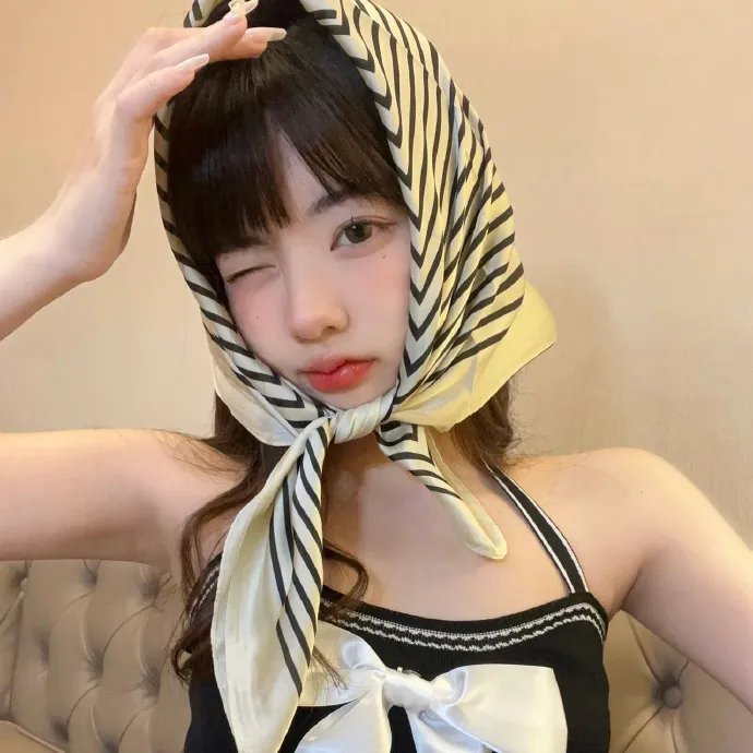 随盲柳入眠的女人